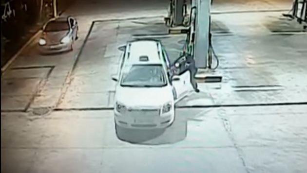 Roba a un taxista en una gasolinera mientras el dueño pagaba