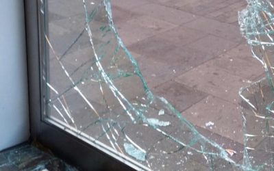 Revientan con una tapa de alcantarillado una tienda de La Laguna y roban la caja