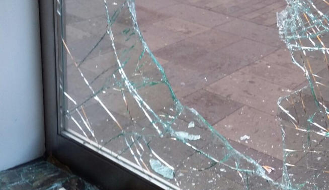 Revientan con una tapa de alcantarillado una tienda de La Laguna y roban la caja
