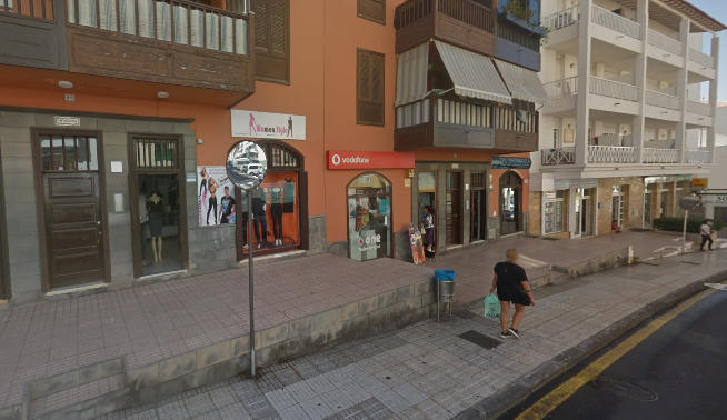Tres encapuchados asaltan una tienda de telefonía móvil en Adeje y se llevan mercancía