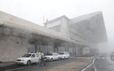 Roba un taxi con un bebé dentro en el aeropuerto Tenerife Norte