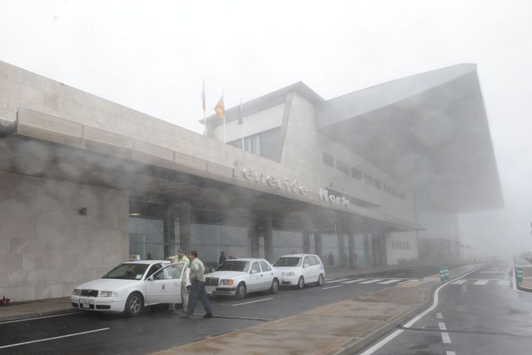 Roba un taxi con un bebé dentro en el aeropuerto Tenerife Norte
