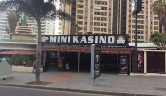 Apuñalado durante un atraco a un salón de juegos en Playa Paraíso.