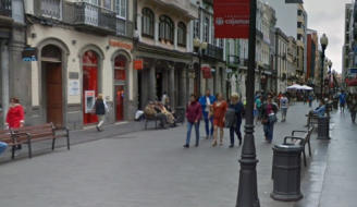 Roba ropa en una tienda de Triana.