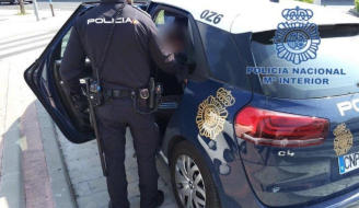 Roba 20.000 euros tras forzar la entrada de un establecimiento.