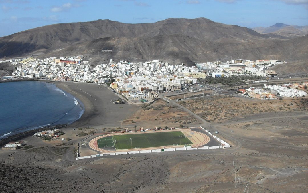 Roban en un campo de fútbol de Fuerteventura