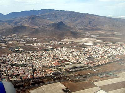 Atraca dos comercios de Vecindario con sus empleados dentro.