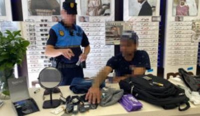 Pillado en Triana tras varios robos en plena apertura dominical.