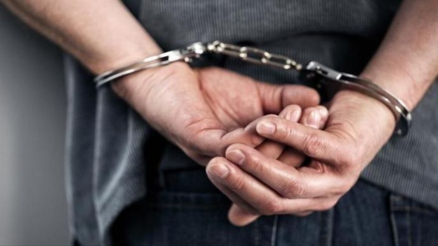 Un hombre acaba detenido por robar material electrónico y volver a la escena del delito en Jinámar