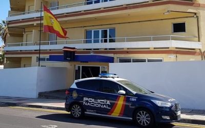 Roban un bazar en Pto. de La Cruz y circulan con la victima en el capó del coche
