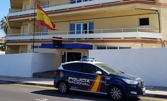 Roban un bazar en Pto. de La Cruz y circulan con la victima en el capó del coche